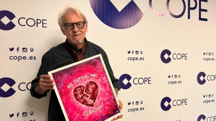 Rafael Zaharro mostrando una de sus obras