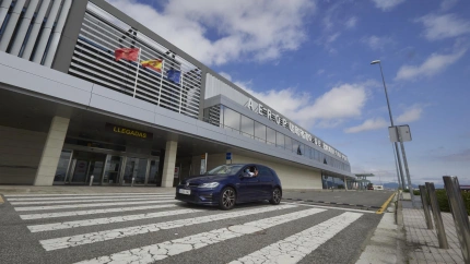 Un coche pasa junto al aeropuerto de Noain-Pamplona. -