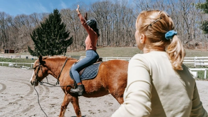Mujer alegría a caballo