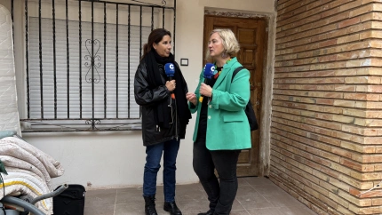 Pilar García de la Granja con Arantxa, vecina de Utiel y superviviente de la dana