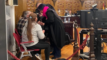 Momento en el que el Policía Nacional quita las esposas al supuesto cómplice