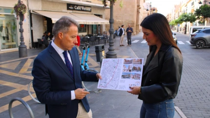 El alcalde de Lorca y la concejala de Urbanismo en la calle Nogalte, donde se aplicará el plan de reedificación forzosa