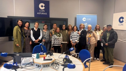Usuarios de los talleres de los Centros Sociales visitan COPE Oviedo