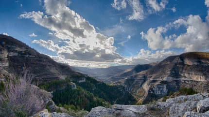 Una mujer con una lesión en el tobillo y más de 300 metros hasta la ambulancia en una zona de difícil acceso: Así ha sido el operativo del rescate en el Barranco del Val, en Leza del Río Leza