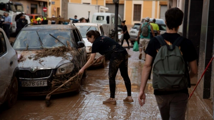 Imagenes dantescas de calles anegadas por el lodo y coches apilados unos sobre otros por efecto de la dana