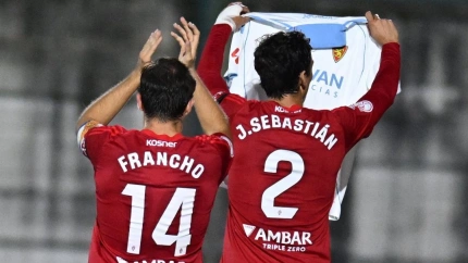 Juan Sebastián, en la imagen junto a Francho, dedicó su gol a Jorge Casado, cadete zaragocista fallecido este lunes