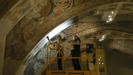 Técnicos aragoneses revisando las pinturas de Sijena.