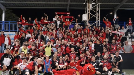 El Sant Jordi se fotografía con la afición tras el partido ante Osasuna