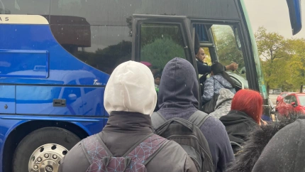 Viajeros esperan a autobuses sustitutivos