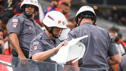 La policía interviene durante un partido de la Copa Libertadores.