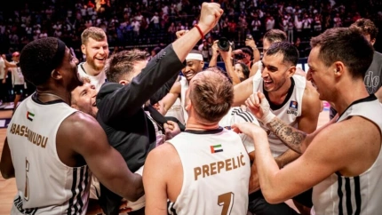 Prepelic, ex de Valencia Basket, celebra un triunfo de su actual equipo, Dubai Basketball