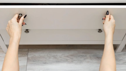 Una mujer abre un cajón