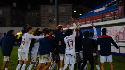 Los jugadores del Pontevedra celebran la sufrida victoria ante la UD Ourense