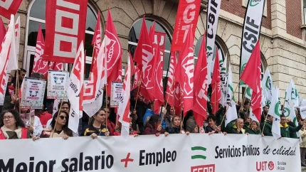 Manifestación de UGT CCOO y CSIF frente a la Subdelegación del Gobierno