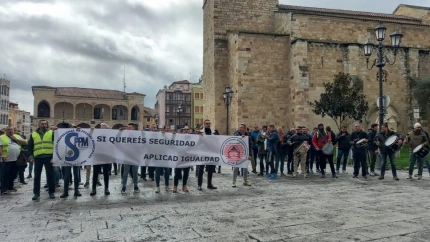 Policías y bomberos de Zamora, durante una propuesta
