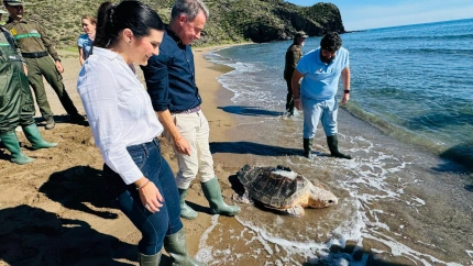 El presidente de Murcia, el alcalde de Lorca y la concejala de Medio Ambiente observan a la tortuga entrando en el mar