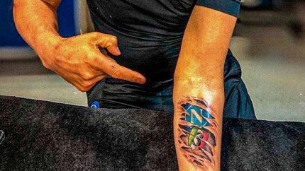 Spalletti se tatuó el Scudetto que ganó en 2013 con el Nápoles.