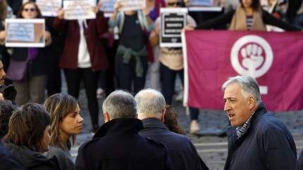 Concejales del Ayuntamiento de Pamplona encabezados por el alcalde Josba Asiron (2d), durante la concentración convocada este jueves en repulsa por la agresión sexual sufrida por una mujer en el entorno de la carpa universitaria
