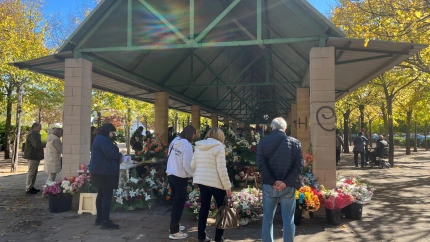 El Mercado de las Flores de Logroño representa la continuidad de la tradición: Centros florales y ramos para honrar a los familiares en la festividad de Todos los Santos