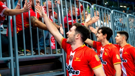 Los jugadores de Jimbee Cartagena saludan a los aficionados desplazados a Polonia