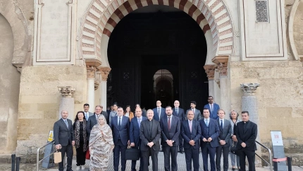 Foto de familia del Consejo Diplomatico de Casa Árabe con el deán del Cabildo Catedral de Córdoba (centro) durante una visita a la Mezquita.POLITICA SOCIEDADCASA ÁRABE