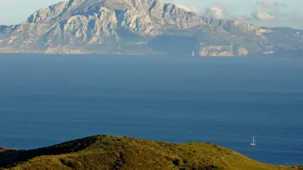 Estrecho de Gibraltar y costa africana de Marruecos, vistos desde el Mirador del Estrecho, un mirador en la carretera N-340, en Cádiz.