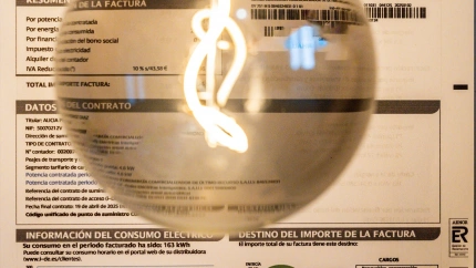 Una bombilla sobre una factura