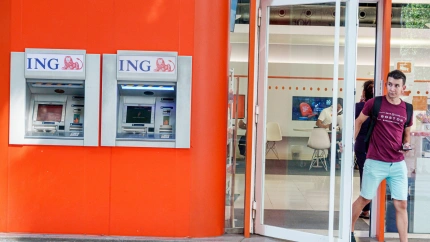 Un joven sale de una oficina de banco en Valencia