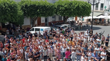 Concentración por el crimen de una mujer en Dalías en el primer día de luto oficial.