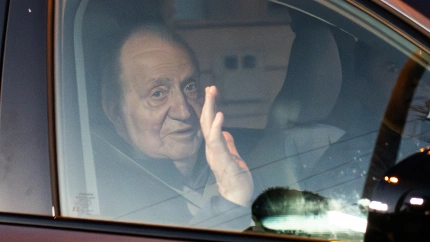 El Rey emérito Juan Carlos I saluda a su llegada a Sanxenxo, a 13 de marzo de 2024, en Sanxenxo, Pontevedra, Galicia (España)