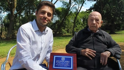 Jesús Redondo recibe el reconocimiento de Extremeños Centenarios
