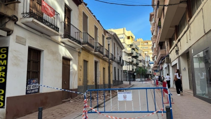 Cae a la calle parte de un tejado en la Calle Catalanes de Motril