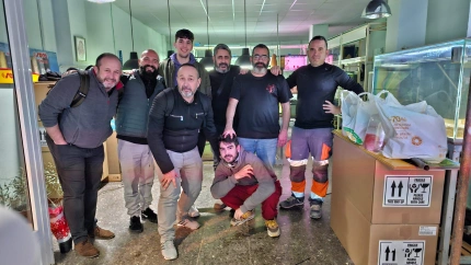 José Amaro acompañado de los amigos que le ayudaron a levantar el negocio