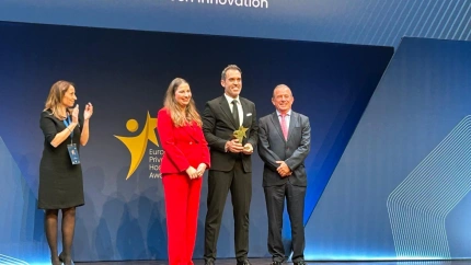 El doctor Pérez Pallarés, en el centro, con el premio en las manos.