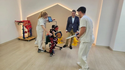 Una paciente pediátrica utiliza el exoesqueleto