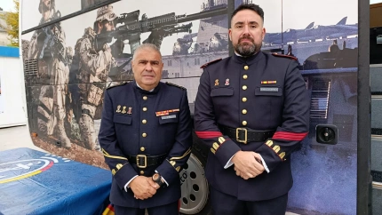 El cabo mayor Germán Diz y el cabo Beceiro en Lugo informando a jóvenes