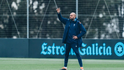 Giráldez da instrucciones en un entrenamiento