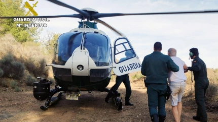 La Guardia Civil conduce al anciano británico al helicóptero para su evacuación