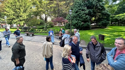 Gente paseando por el Campo San Frnacisco de Oviedo