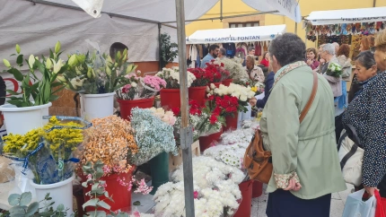 Clientes comprando flores en un puesto de el Fontán