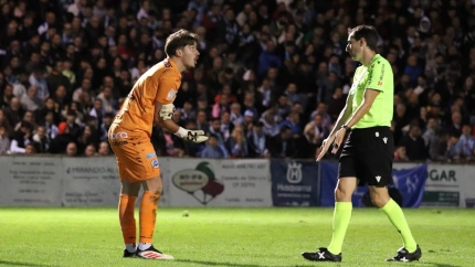 Javi Torres, portero del Puerto de Vega, conversando con De Burgos Bengoetxea