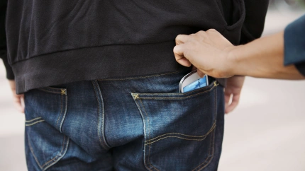 Un ladrón roba el móvil a un joven en plena calle