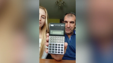 Patricia y su padre con la calculadora