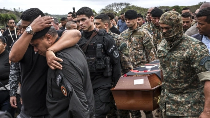 Integrantes de la Policía Militar de Río de Janeiro participan en el funeral de su compañero el Sargento Heber Carvalho da Fonseca
