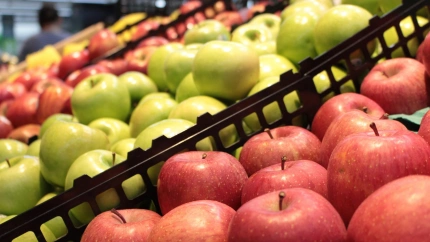 Cajas de manzanas en un supermercado
