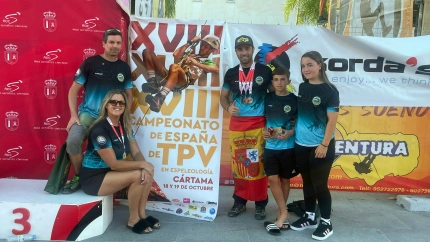 Deportistas del GAEM contentos con sus medallas