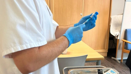 Un enfermero, con una dosis de la vacuna contra la gripe en el inicio de la campaña 2025 en Asturias