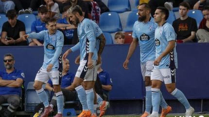 Los jugadores del Celta celebran el gol de Miguel Román ante el Levante