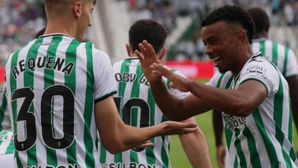 Los jugadores del Córdoba celebran uno de los goles ante el Ceuta
