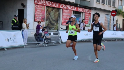 Momento de la llegada de los dos primeros corredores en atravesar la línea de meta tras un intenso sprint final